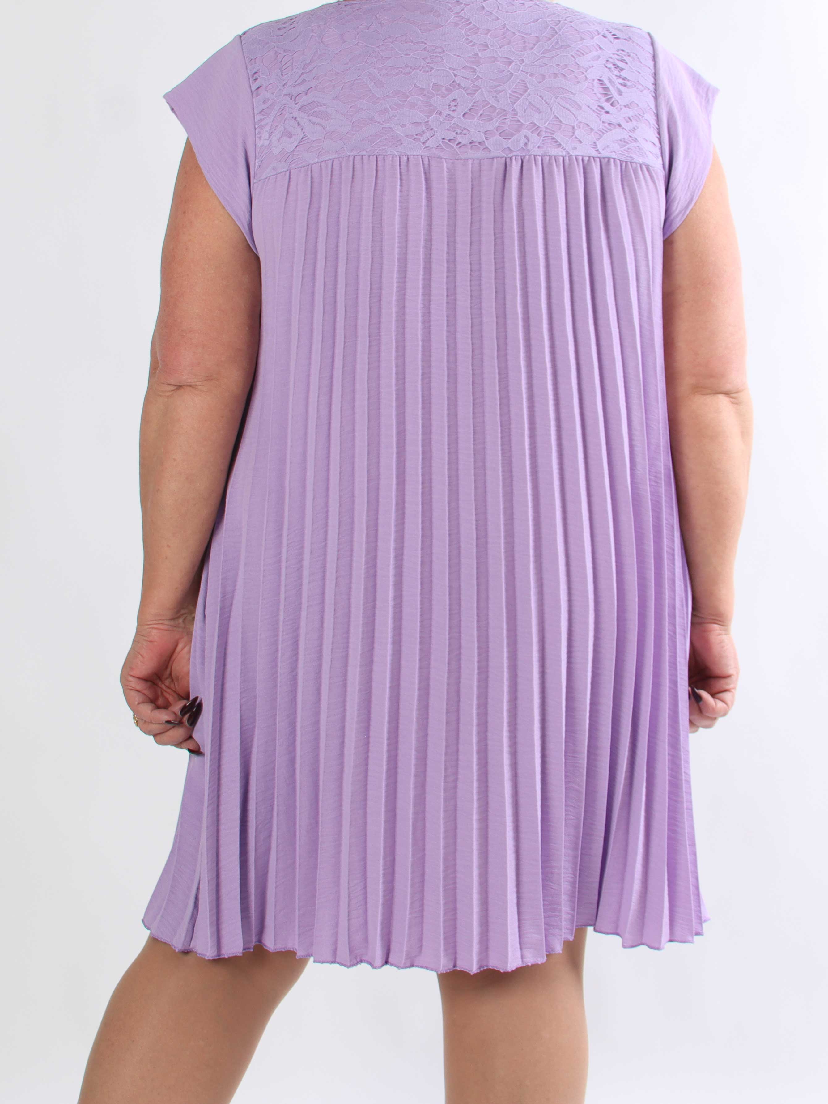 Nancy Lace Short - Plisseret plus size kjole med blonde og lommer